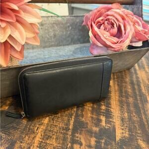 Gucci Black Leather Zip-Around Wallet